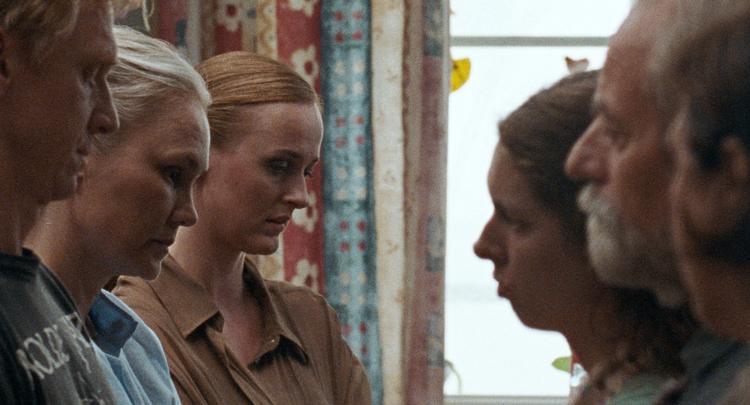 Renate Reinsve (nr. 3 fra venstre) vandt prisen i Cannes for bedste skuespillerinde i Joachim Triers ’Verdens værste menneske’. Den succes gjorde det muligt for den debuterende instruktør Halfdan Ullmann Tøndel at få finansiering til deres fælles projekt.  Foto: Still fra filmen