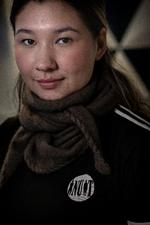Aviaaja Abelsen-Petersen sprang fra gymnasiet, da hun fik drømmejobbet som tilrettelægger på KNR's ungdomsredaktion i Nuuk. Nu elsker hun alt ved at lave radio og tv. Foto: Martin Lehmann