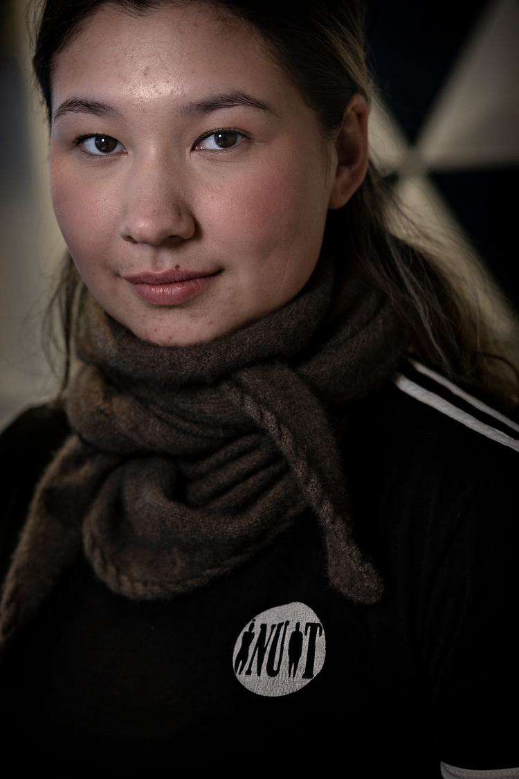 Aviaaja Abelsen-Petersen sprang fra gymnasiet, da hun fik drømmejobbet som tilrettelægger på KNR's ungdomsredaktion i Nuuk. Nu elsker hun alt ved at lave radio og tv. Foto: Martin Lehmann