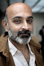 Forfatteren Mohsin Hamid udforsker race og samfundsprivilegier ved hjælp af et af romangenrens gamle greb. Modigt? Foto: Martin Lehmann