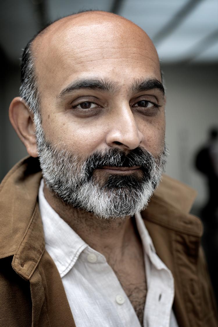 Forfatteren Mohsin Hamid udforsker race og samfundsprivilegier ved hjælp af et af romangenrens gamle greb. Modigt? Foto: Martin Lehmann