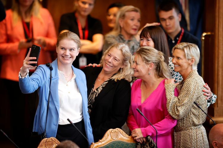 Danmarksdemokraternes Lise Bech (anden til venstre) og Danmarksdemokraternes Karina Adsbøl (anden fra højre). Foto: Jens Dresling