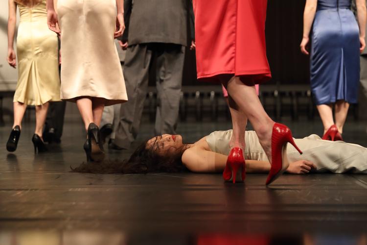 12 forførende kvinder i festkjoler og høje hæle bliver opvartet og befamlet af 12 mænd i sort habit i 'Kontakthof', som spiller på Gamle Scene under København Danser.  Foto: Evangelos Rodoulis