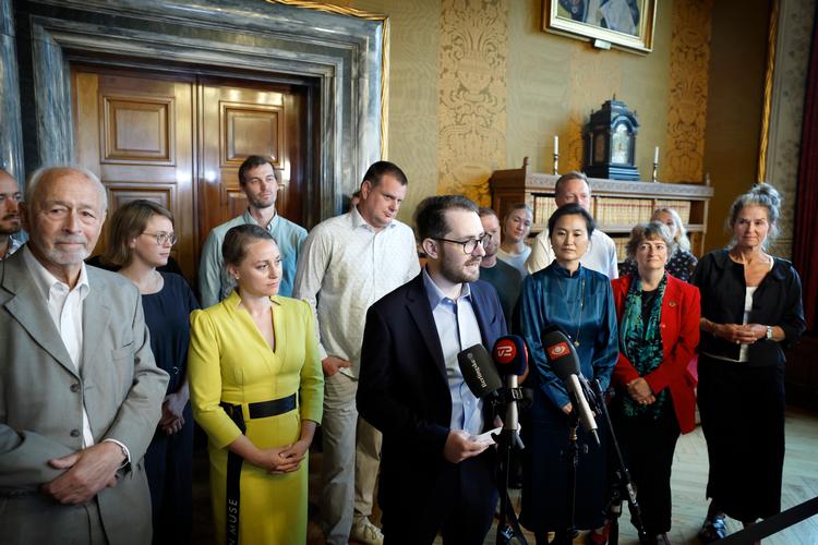 Som gruppeforperson for Radikale Venstre i København har Christopher Røhl flere gange været med til at forhandle budgetaftale på plads, senest i september. Han ses bagerst, foran døren.  Foto: Jens Dresling