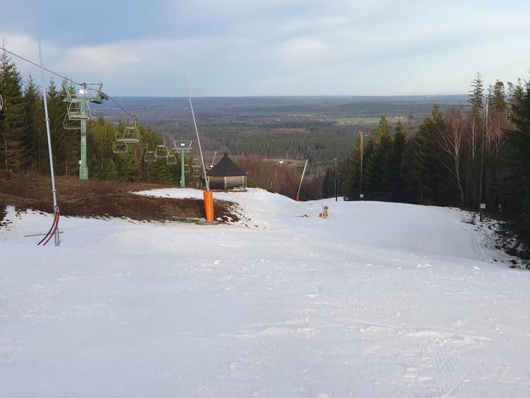 Det er ikke Alperne, men mindre kan også gøre det, hvis det klør for at komme ud på ski. Billedet her er taget på det genopstandne Vallåsen i denne uge. Foto: Fredrik Levin