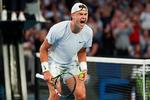 Glæden blev brølet ud, da Holger Rune efter at have været stort bagud vandt den afgørende tiebreak mod Matteo Berrettini. Foto: Adrian Dennis/Ritzau Scanpix