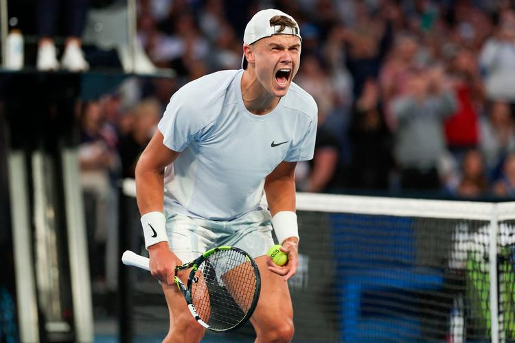 Glæden blev brølet ud, da Holger Rune efter at have været stort bagud vandt den afgørende tiebreak mod Matteo Berrettini. Foto: Adrian Dennis/Ritzau Scanpix