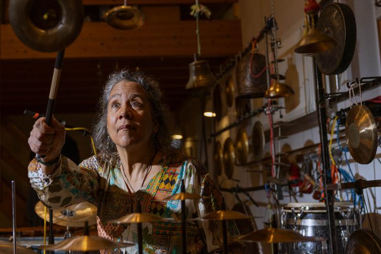 Som ung havde Marilyn Mazur ikke særlig mange kvinder at se op til i branchen. »Men det kan jo også være inspirerende, at der er noget, der mangler derude«, siger percussionisten, der nu fylder 70.  Foto: Signe Lægsgaard
