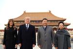 Donald Trump blev i 2017 den første udenlandske statsleder nogensinde, der blev inviteret til middag i Den Forbudte By i Beijing. Kinas charmeoffensiv virkede kun delvis – Trump endte som ’Kina-høg’. Foto: Andrew Harnik/Ritzau Scanpix