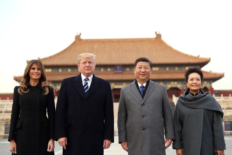 Donald Trump blev i 2017 den første udenlandske statsleder nogensinde, der blev inviteret til middag i Den Forbudte By i Beijing. Kinas charmeoffensiv virkede kun delvis – Trump endte som ’Kina-høg’. Foto: Andrew Harnik/Ritzau Scanpix