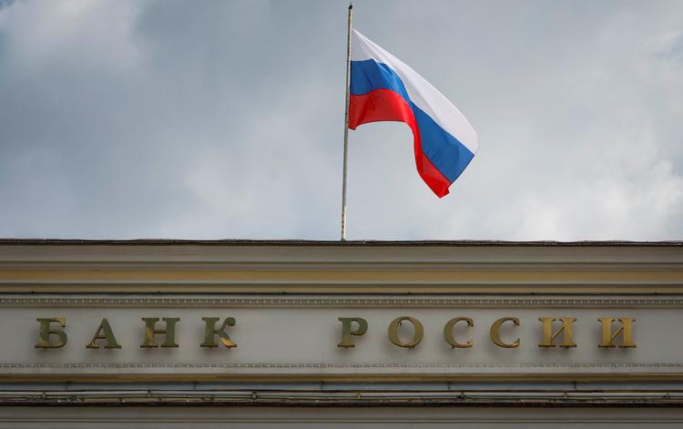 Pønser den russiske centralbanken på at indefryse russernes private opsparinger? Den afviser rygter om det, men en politiker kræver sikkerhed for, at det ikke sker. Foto: Shamil Zhumatov/Ritzau Scanpix