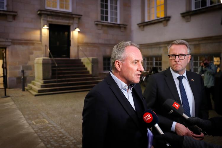 Vi skal tage en dyb indånding og bevare roen, lød det fra blandt andre DI-topchef Lars Sandahl Sørensen (tv.) efter et hastemøde i Statsministeriet om Trumps toldtrusler. Men reelt arbejder mange virksomheder på højtryk for at forberede sig.  Foto: Jens Dresling