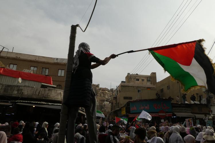 I Jordan bor mange med palæstinensisk ophav. I hovedstaden er folk hver fredag gået på gaden for at vise støtte til Palæstina. Denne fredag er stemningen en anden, efter at Israel og Hamas har indgået en aftale om våbenhvile. Foto: Stine Kærgaard Nissen