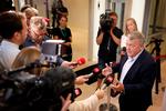 Udenrigsminister og formand for moderaterne Lars Løkke Rasmussen (M) talte i sommeren 2024 med pressen efter ni timers hasteindkaldt møde på Christiansborg om krænkelsessager og dårligt arbejdsmiljø. Foto: Jens Dresling