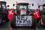 Landmænd fra hele Sjælland var søndag kørt til Ringsted for at demonstrere mod regeringens trepartsaftale for landbruget og ikke mindst kravet om, at malkekvæg skal have bovaer i foderet.  Foto: Miriam Dalsgaard