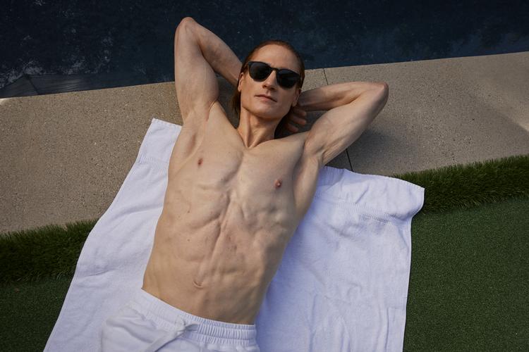 47 årige Bryan Johnson bruger årligt to millioner dollars på at holde døden fra døren. Netflix' dokumentar tegner et personligt og eksistentielt portræt af den moderne dødsangst og techindustriens gudekompleks.  Foto: Magdalena Wosinska