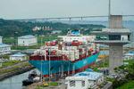 Fragtskibe fra det danske rederi Mærsk er bare nogle af de tusindvis af skibe, som hvert år passerer igennem Panamakanalen. Foto: Arnulfo Franco/Ritzau Scanpix