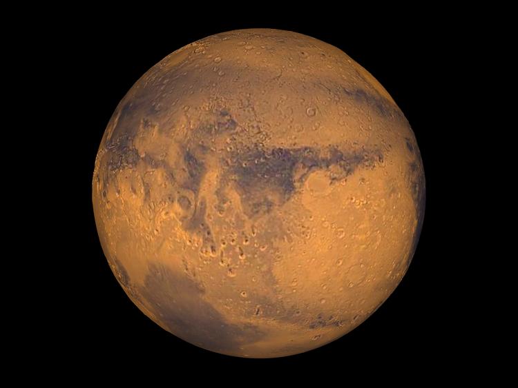 Den røde planet Mars ser smuk ud på afstand, men der hersker et fjendtligt miljø på dens overflade, som ikke er godt for mennesker. I sin tiltrædelsestale mandag skruede Donald Trump op for ambitionerne om at sende en bemandet mission til Mars for at plante det amerikanske flag på nyt territorium i vores solsystem. Foto: Nasa/Ritzau Scanpix