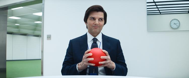 Når man først en gang har gennemskuet sin virksomheds management-bullshit, kan det være svært at spille med på legen igen. Men Mark (Adam Scott) har ikke andet valg her i anden sæson af ’Severance’. Det er seriens tragedie. Og vores held.  Foto: Apple+