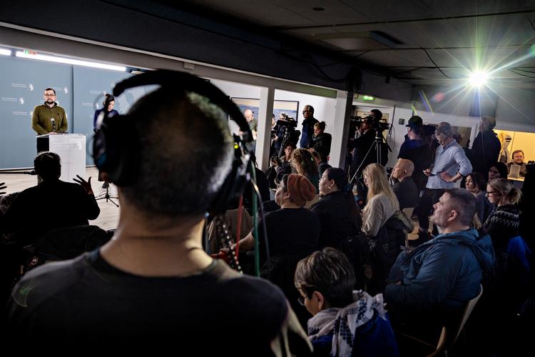 Ved pressemødet i Nuuk tirsdag eftermiddag med Múte B. Egede og Vivian Motzfeldt vrimlede det med journalister fra Grønland, Danmark og resten af verden.    Foto: Martin Lehmann