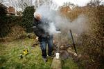 Rotterne er ligeglade med røgen, som Kenneth Eriksen sender gennem kloakken – men det er den letteste måde at finde de huller på, hvor dyrene kommer ind i husene. Foto: Jens Dresling