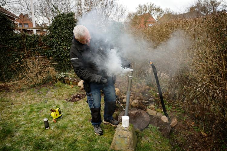 Rotterne er ligeglade med røgen, som Kenneth Eriksen sender gennem kloakken – men det er den letteste måde at finde de huller på, hvor dyrene kommer ind i husene. Foto: Jens Dresling