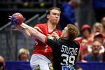 De 15.000 tilskuere i Herning blev forkælet med dansk angrebsspil af meget høj klasse. Her Danmarks Simon Pytlick med Tysklands Lukas Stutzke.  Foto: Jens Dresling