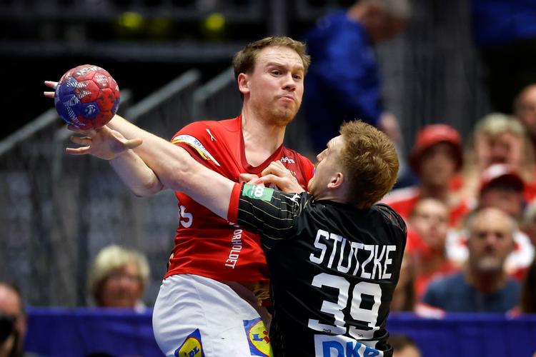 De 15.000 tilskuere i Herning blev forkælet med dansk angrebsspil af meget høj klasse. Her Danmarks Simon Pytlick med Tysklands Lukas Stutzke.  Foto: Jens Dresling