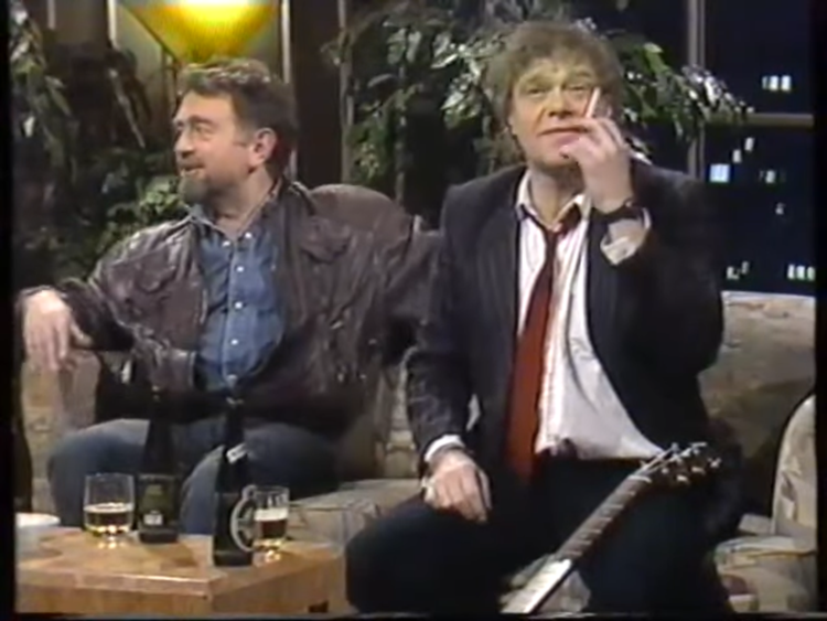 Kim Larsen fik sig en smøg for rullende kamera i den bedste sendetid. Ikke at man skal ønske, det var sådan i dag. Men sådan var det altså for 30 år siden. Foto: Skærmdump fra programmet