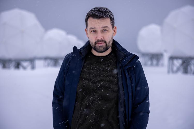 Masaana Egede, der er chefredaktør for Grønlands største avis, Sermitsiaq, er bekymret over spredningen af desinformation. Avisen er blot en lille organisation, så »vi kan ikke gå forrest i kampen for at faktatjekke og modgå desinformation«, siger han til Politikens Emilie Mørk. Foto: Emil Stach