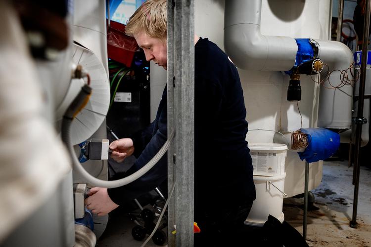 Malde Novak er vvs-energispecialist og optimerer her varmesystemet i en københavnsk ejendom. Allerede i en ung alder vidste han, hvad han ville, og er glad for, at han ikke skulle forbi en samtale for at komme ind på uddannelsen.  Foto: Finn Frandsen