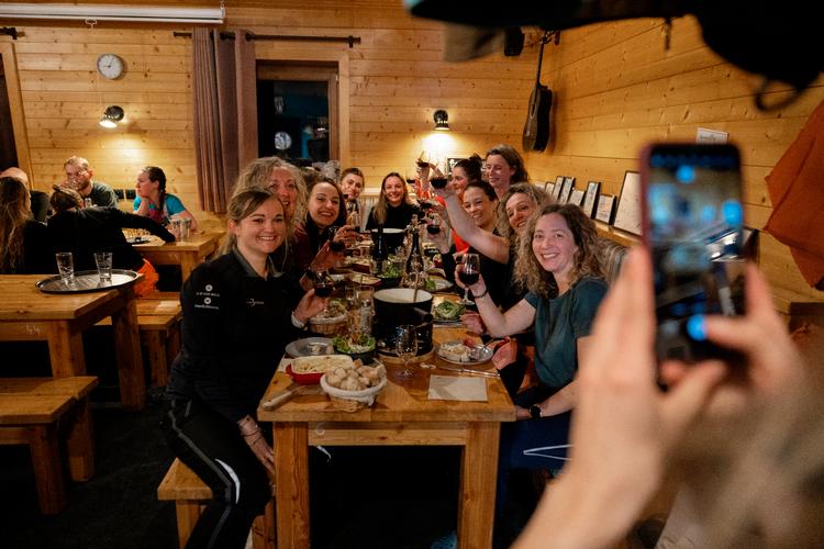 Til fondue under fuldmånen i Refuge du Lac du Lou ved Les Menuires i Frankrig. Senere stikker festen fuldkommen af. Foto: Thomas Borberg