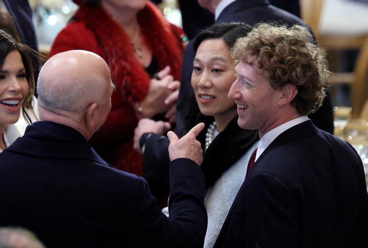    Meta-chef Mark Zuckerberg sludrer med Amazon-grundlægger Jeff Bezos under indsættelsen af Donald Trump som præsident.  Foto: Evelyn Hockstein/Ritzau Scanpix