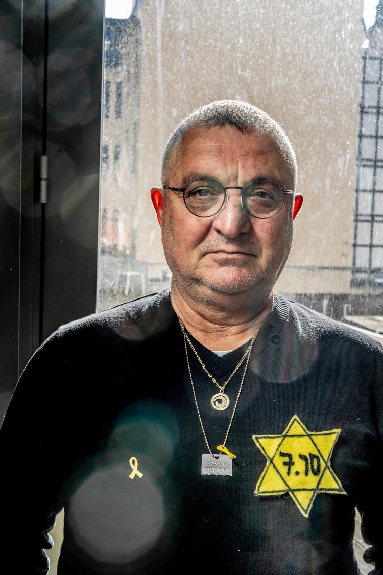 Daniel Elgarat, som ses på billedet her, håber på snarlig nyt om sin bror, Yitzhak Elgarat. Han er dansk statsborger, er et af de gidsler, som Hamas tog med til Gaza, og som stadig sidder fanget i Gaza. Foto: Søren Bidstrup/Ritzau Scanpix