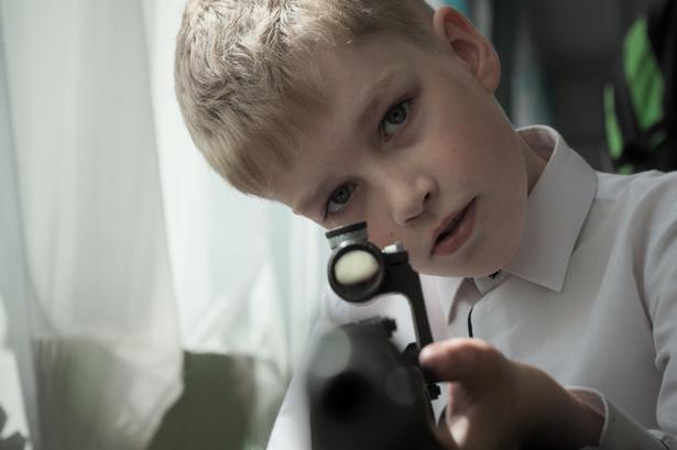 Det danske oscarbidrag 'Mr. Nobody Against Putin' har vundet både en Bodil, en Robert og en Bafta - og måske falder der også en Oscar ned i kurven på søndag. I filmen ser man, hvordan soldater fra Wagner-gruppen besøger en skole og viser våben frem for selv mindre børn.  Foto: Pasha Talankin