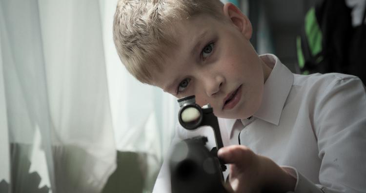 I 'Mr. Nobody Against Putin' ser man, hvordan soldater fra Wagner-gruppen besøger skolen og viser våben frem for selv mindre børn.  Foto: Pasha Talankin