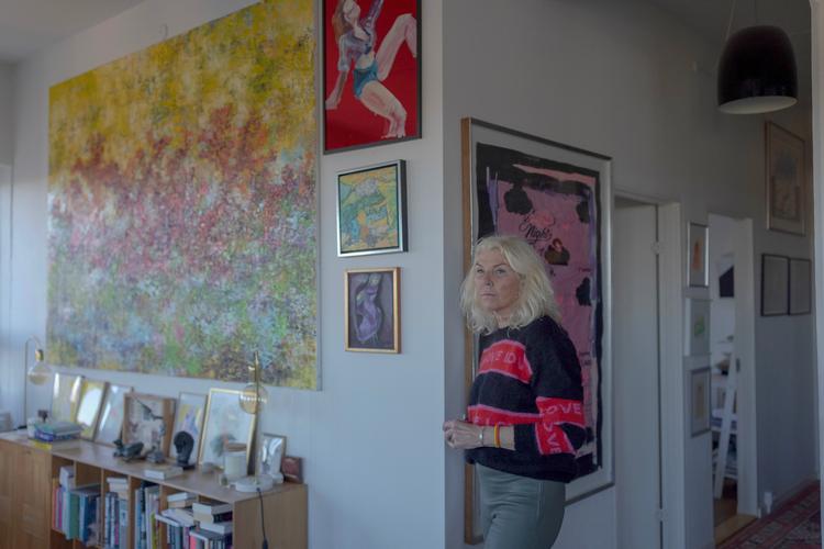 »Folk spørger mig, om jeg har valgt at være stærk eller er blevet det. Det ved jeg ikke, og jeg er også ligeglad«, siger Anna Thygesen, som fylder 60. Foto: Miriam Dalsgaard
