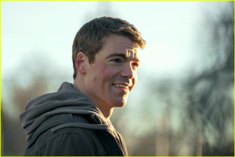 Peter Sutherlands bløde actionhelt-udstråling virker stadigvæk forfriskende i anden sæson af den populære actionserie ’The Night Agent’. Men der er intet nyskabende eller nutidigt ved spændingen.   Foto: Netflix