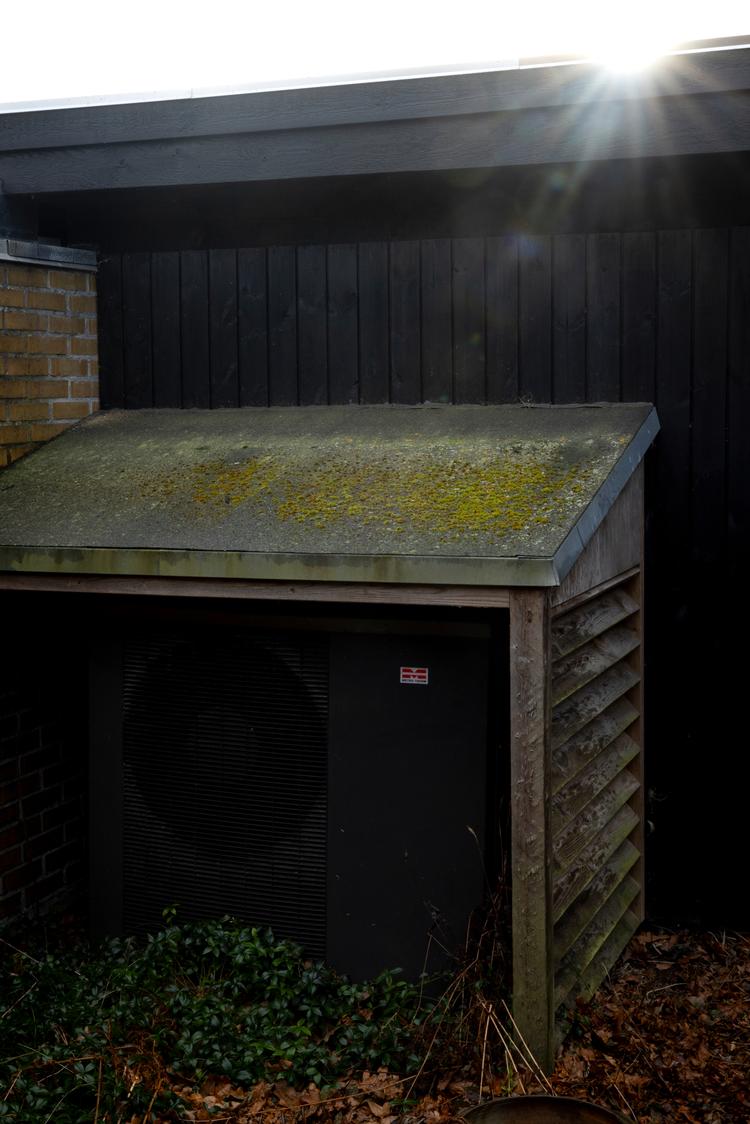 En varmepumpe som denne opvarmer nemt 150 kvadratmeter bolig. Den erstattede et gasfyr. Foto: Mads Nissen