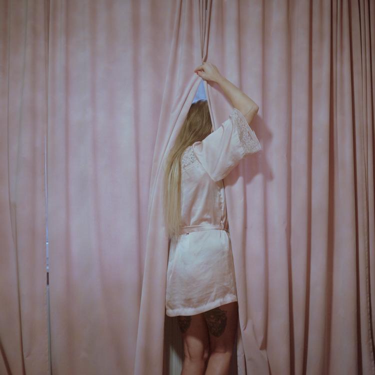 Fotograferne Sarah Hartvigsen Juncker og Louise Herrche Serup vil med deres fotoprojekt 'You still don't know my name' nuancere måden, hvorpå vi taler og tænker om migrantsexarbejdere og potentielle ofre for menneskehandel. 