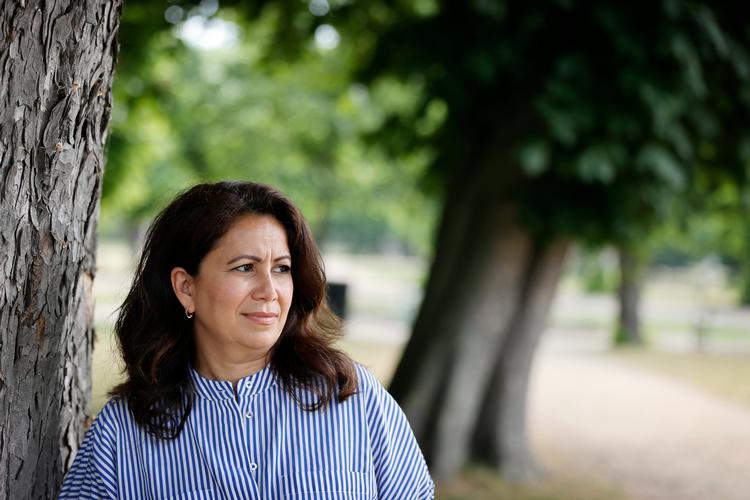 Özlem Cekic, generalsekretær for Brobyggerne – Center for dialogkaffe, har siden marts 2024 været medlem af Kommissionen for den glemte kvindekamp. Foto: Jens Dresling