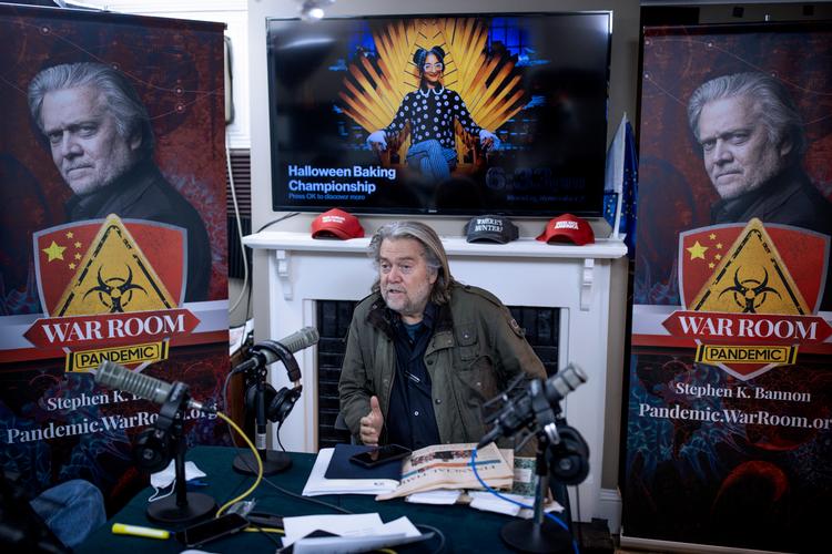 Steve Bannon var Donald Trumps kampagnechef og chefstrateg og hjalp ham til magten i 2016. Siden blev han fyret som rådgiver, men han har fortsat sin støtte til Trump fra sin kælder tæt på Det Hvide Hus i Washington, D.C., hvorfra han sender podcasten 'War Room', som henvender sig til den yderste højrefløj.  Arkivfoto: Miriam Dalsgaard