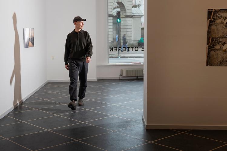 Den danske billedhugger Fredrik Tydén gik på en dag fra at være nærmest ukendt uden for kunstkredse til pludselig at være i mediernes søgelys, efter han blev tildelt opgaven med at lave nye døre til Nidarosdomen i Trondheim. Foto: Cecilie Rolvung