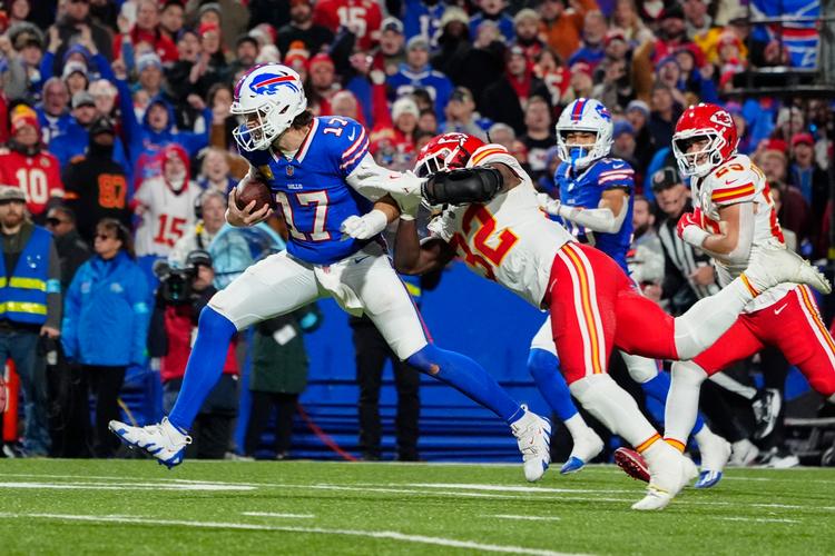 Det har været et godt år for Buffalo Bills-quarterback Josh Allen. Han er blevet forlovet med skuespiller og sanger Hailee Steinfeld, og så er han den primære årsag til, at Buffalo Bills søndag kan spille sig i Super Bowl for første gang i 31 år. Her scorer han det afgørende touchdown mod Kansas City Chiefs, som også er søndagens modstander i kampen om en billet til Super Bowl, da Bills i grundspillet tilføjede Chiefs denne sæsons hidtil eneste nederlag. Arkivfoto:  Gregory Fisher