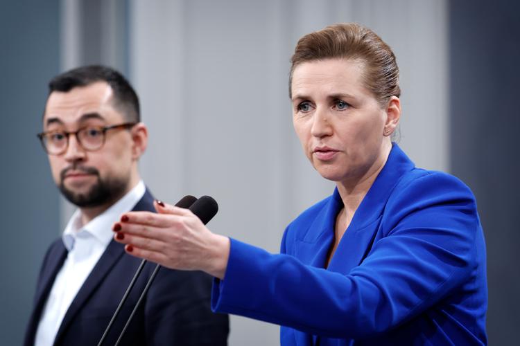 Mette Frederiksen kan i denne sag ikke gøre det, hun plejer at gøre i store kriser: Handle. Træffe beslutninger. Sætte noget i gang. Foto: Jens Dresling