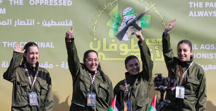 De fire israelske gidsler, der blev frigivet lørdag, blev fremvist ved en Hamas-parade i Gaza by, før de blev udleveret til Røde Kors, der bragte dem tilbage til Israel.  Foto: Dawoud Abu Alkas/Ritzau Scanpix