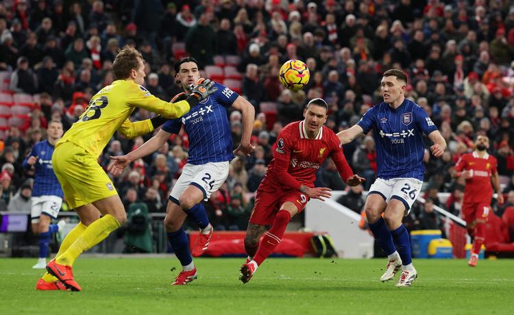Liverpool vandt 4-1 hjemme over oprykkerne fra Ipswich, mens Arsenal sejrede knebent med 1-0 ude over Wolverhampton. Foto: Phil Noble/Ritzau Scanpix