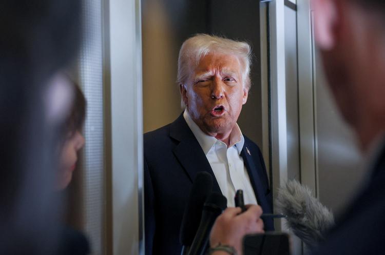 Om bord på 'Air Force One' på vej fra Las Vegas til Miami skruede USA's præsident, Donald Trump, igen bissen på over for Danmark Foto: Leah Millis/Ritzau Scanpix