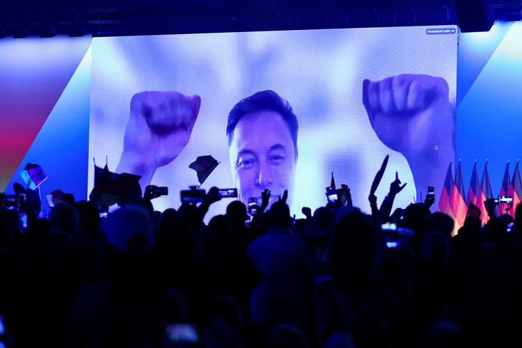 Verdens rigeste mand, Elon Musk, er blevet en magtfuld mediespiller - både som ejer af det sociale medie X og som politisk aktør med åbenlyse præferencer for den yderste højrefløj. Her er han med virtuelt til et AfD-vælgermøde i tyske Halle. Foto: Karina Hessland/Ritzau Scanpix