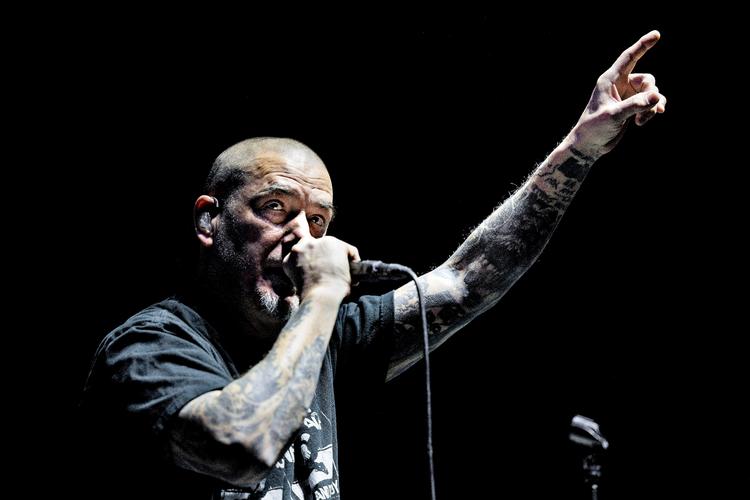 Han er ikke nogen ukontroversiel skikkelse, Panteras 56-årige frontmand, Phil Anselmo, der før er blevet anklaget for at have politiske tilbøjeligheder til fordel for den alleryderste højrefløj. Foto: Jacob Ehrbahn